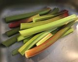 Une image de l'étape 1 de Compote de pommes et rhubarbe du jardin.