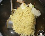 รูปขั้นตอนการทำที่ 4 ของ 🍝🍝ผัดหมี่​เหลือง​(สำเร็จ​รูป)​🍝🍝