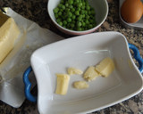 Foto del paso 1 de la receta: Cazuelas horneadas de huevos con guisantes