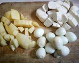 Foto langkah ke 2 dari resep Semur Tahu putih telur puyuh kentang.