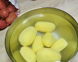 Une image de l'étape 1 de Gratin dauphinois sauce à l'ail.