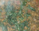 A picture of step 5 of Daal chana palk with roti.