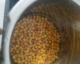 A picture of step 1 of Kala chana masala.