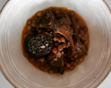 Foto del paso 10 de la receta: Guisantes negros con alcachofas y morcilla de arroz