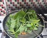 Foto langkah ke 3 dari resep Tumis Bayam Jamur Tempe.