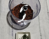 Foto del paso 4 de la receta: Medallón de res con costra de chapulínes y chiles secos