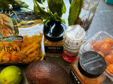 Espirales con salsa de palta y albahaca