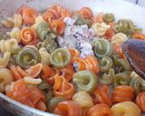 Foto del passaggio 6 della ricetta Scrigni di peperoni ripieni di pasta al forno