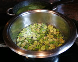 Foto del paso 4 de la receta: Crema de habas y guisantes frescos de la huerta