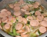 Foto langkah ke 4 dari resep Sup Sosis Bakso.