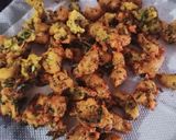 A picture of step 4 of Paneer Methi Kumbhaniya Bhajiya.