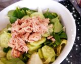 Une image de l'étape 1 de Salade 🥗 composée de thon et concombre😊 #healthy.