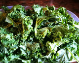 Foto del paso 1 de la receta: Col kale salteada con uvas pasas y piñones - veggie