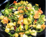 Foto del paso 3 de la receta: Ensalada con pepino, salmón marinado y arándanos