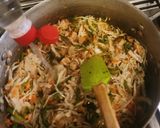 A picture of step 4 of Chicken Chow mein.