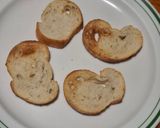Foto del paso 1 de la receta: Pan con queso de cabra, cebolla caramelizada e higo fresco