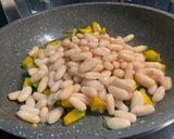 Foto del paso 2 de la receta Alubias salteadas con calabaza al tomillo y huevo poché