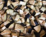 Foto del paso 1 de la receta: BERENJENAS, ACEITUNAS Y JAMÓN PARA ACOMPAÑAR PASTAS 🍆🍜🥓🍝🫒🍜