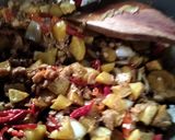 Foto langkah ke 5 dari resep Oseng Kentang Ayam Cincang.