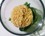 Foto langkah ke 3 dari resep Mie Gelas Kuah Telur Sosis.