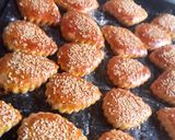 صورة لخطوة 2 من وصفة حلوة رائعة🤩 بالسميد معسلة🍯