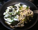 Foto del paso 1 de la receta: Refrito de habas en conserva con calamares