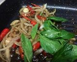 รูปขั้นตอนการทำที่ 6 ของ ผัดขี้เมาไก่กรอบ