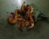 Foto langkah ke 2 dari resep Udang goreng masak kecap.