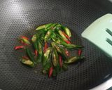 Foto langkah ke 2 dari resep Tumis Ayam Cabai Hijau.