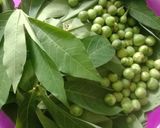 Foto langkah ke 1 dari resep Gulai Daun Ubi Tumbuk Simpel.