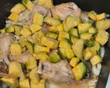 Foto del paso 5 de la receta: Pollo al curry con zapallitos y cebolla