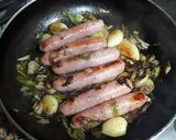 Foto del paso 7 de la receta Salchichas de pollo con con cebolletas tiernas y ajos confitados