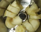 A picture of step 1 of Plain Banana shake.