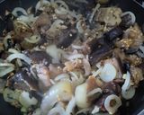 Foto del paso 1 de la receta: Berenjenas🍆champiñones🍄y cebollas🧅entomatadas🍅🌶️🍛🍱🍲🍚