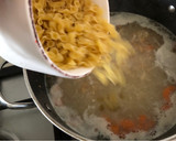 Foto del paso 3 de la receta: Consomé con fideos maní y champiñones