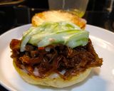 Foto langkah ke 5 dari resep Pulled Mushroom Burger.