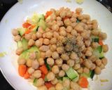 Foto del paso 3 de la receta: Garbanzos salteados con verduras