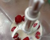 Foto langkah ke 2 dari resep Strawberry Almond Milk.