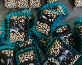 Foto langkah ke 8 dari resep Kurma Kacang Balut Wijen.
