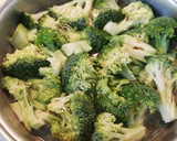 Foto del paso 3 de la receta: Brócoli Sabroso con Salsa especiada de pan tostado
