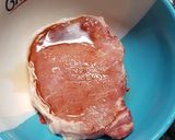รูปขั้นตอนการทำที่ 4 ของ หมูอบกระเทียมพริกไทยดำขมิ้นเก๋ากี๋ สูตรหม้อหุงข้าว