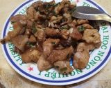 Hình bước làm 3 của món Thịt lợn nấm hương kho tàu hành tỏi