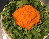 Une image de l'étape 6 de Salade de concombre et carottes râpées à la roquette et feta.