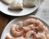 Foto del paso 1 de la receta: Bacalao con gambones al ajillo y habas con ajos tiernos