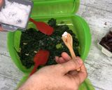 Foto del paso 3 de la receta Espinacas con dátiles y piñones en Lékué al microondas