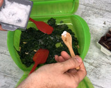 Foto del paso 3 de la receta: Espinacas con dátiles y piñones en Lékué al microondas