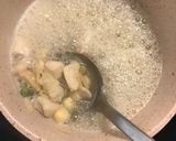 Hình bước làm 3 của món Soup đậu hà lan ức gà xé hạt sen