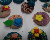 Foto del paso 5 de la receta: Decorar cake pop y mini rosquillas