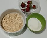 Foto langkah ke 1 dari resep Smoothies Oat Strawberry.