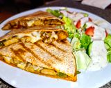 Csirkés quesadilla 🐥🧅🧀🌮 recept fázis 3 fotója